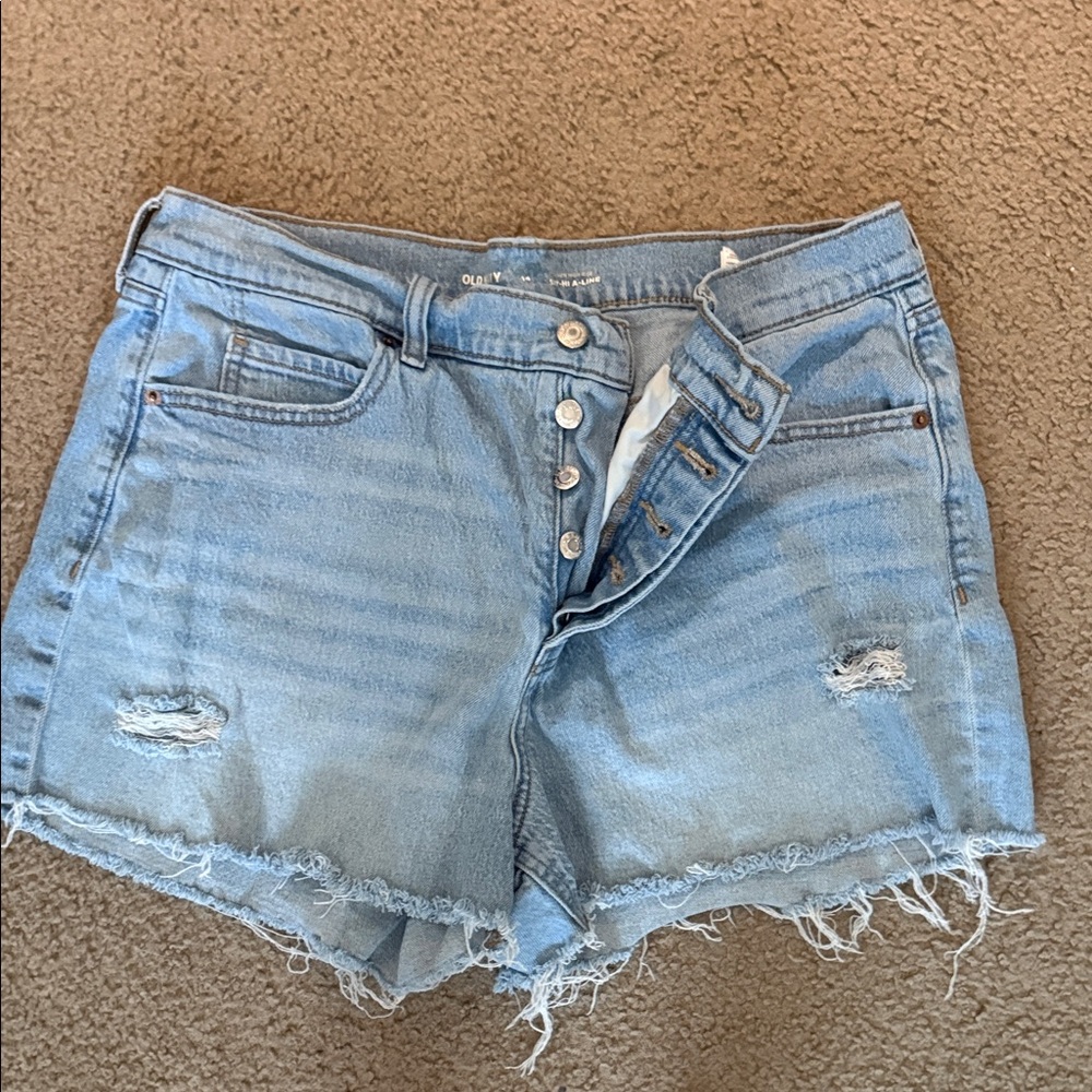 Women’s old navy jean shorts 14 button fly sky hi a line excellent condition.